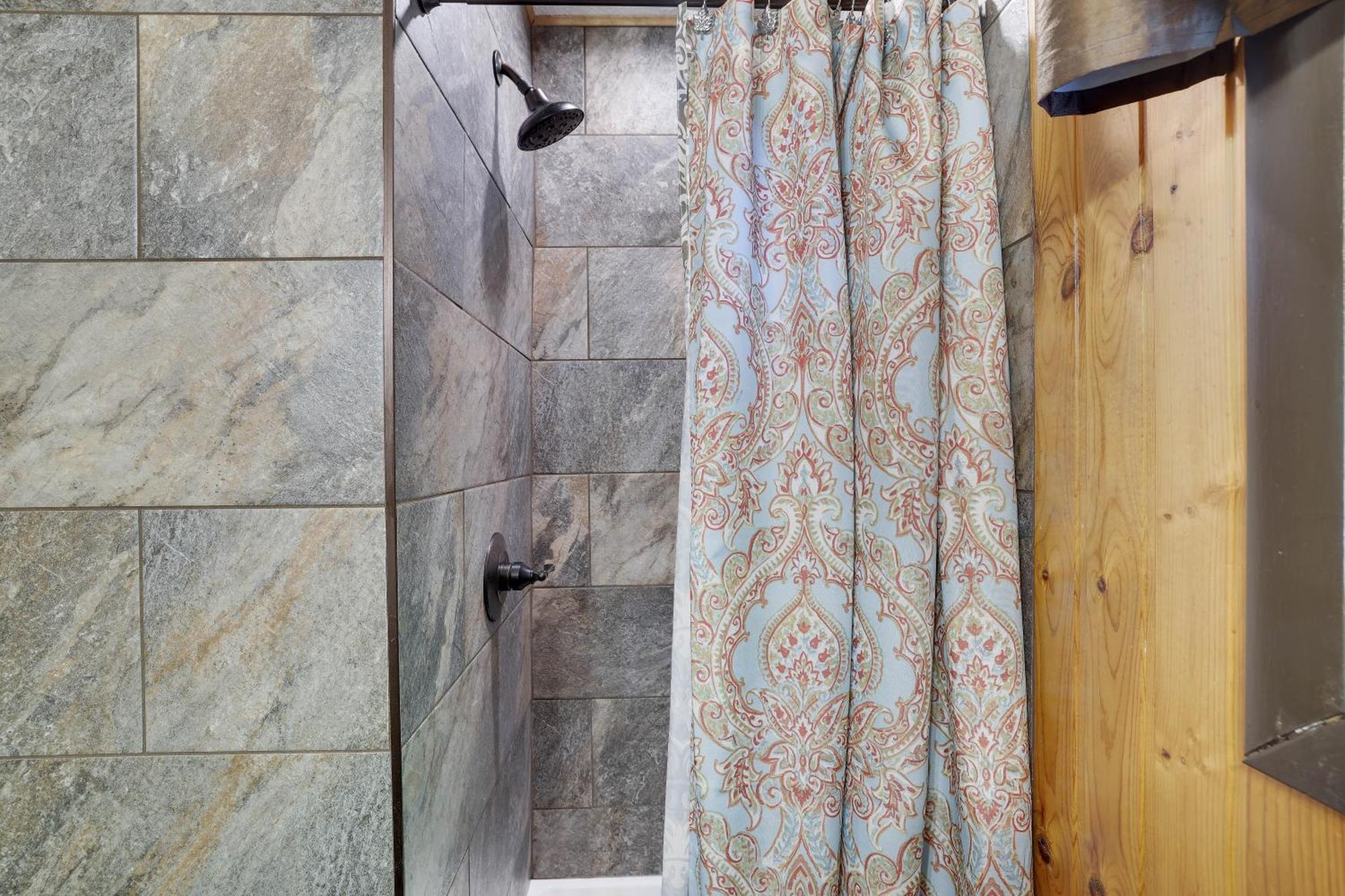 Chalet Renovated Near Casino, Camelback , Kalahari 4Bdrms Firepit Hot Tub Game Room Tobyhanna Exteriör bild