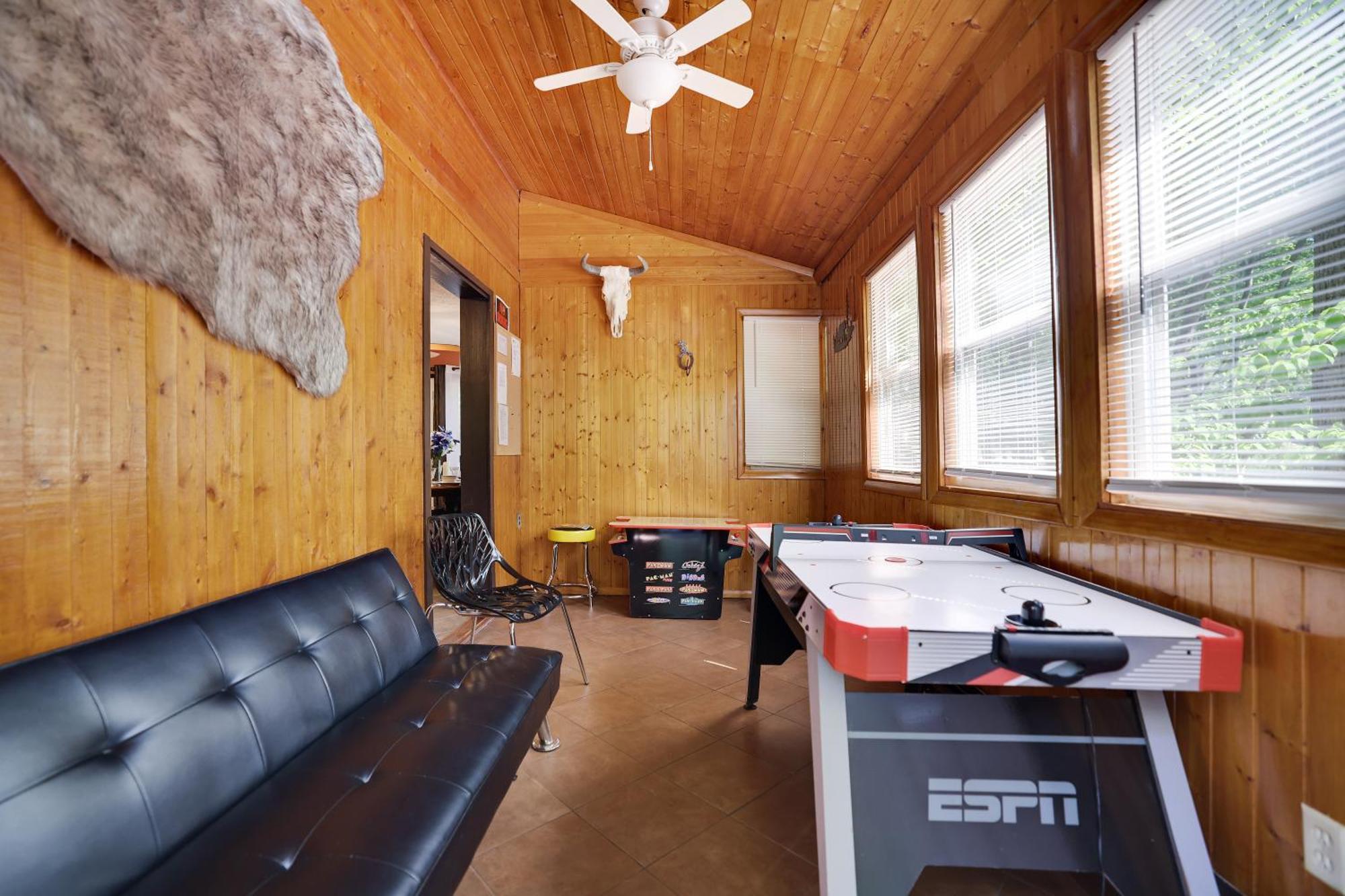 Chalet Renovated Near Casino, Camelback , Kalahari 4Bdrms Firepit Hot Tub Game Room Tobyhanna Exteriör bild